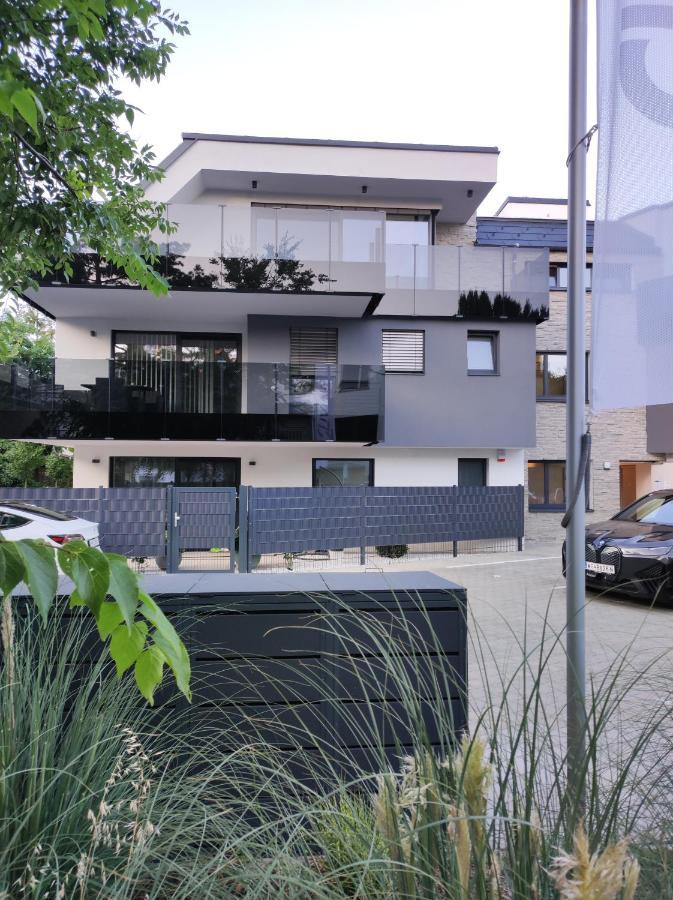Luxurioeses Penthouse Mit Blick Auf Die Uno-City Und Dem Kaiserwasser. 3Schlafzimmer, 2 Baeder, Privat Lift Ins Apartment Bécs Kültér fotó